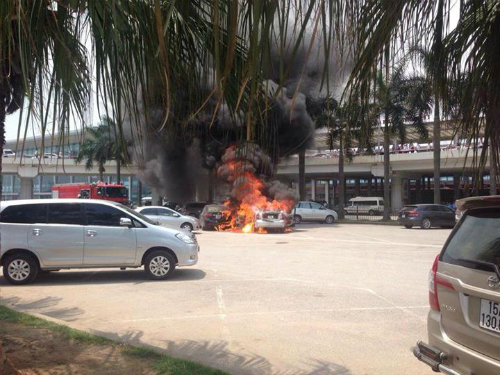 Sân bay Nội Bài, Xe hơi bốc cháy dữ dội tại sân bay Nội Bài