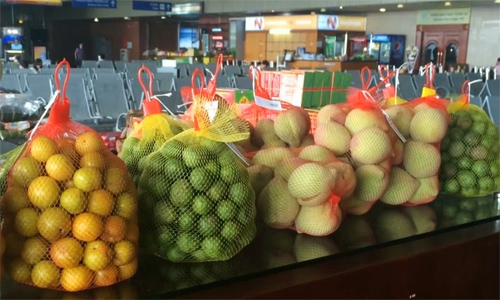 Rà soát nguồn gốc hoa quả bán ở sân bay Nội Bài